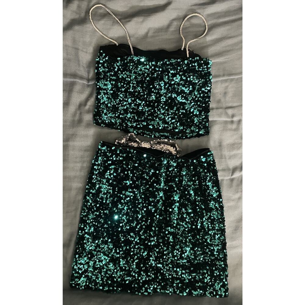 Love On A Hanger Women’s Green Sequin Bow Christmas 2 Piece Outfit Size Med NWOT - Picture 2 of 4